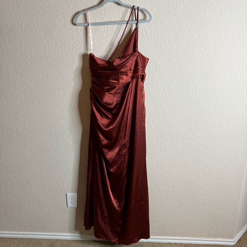 David’s Bridal Galina Signature Charmeuse Draped One-Shoulder Bridesmaid Dress - Picture 3 of 4